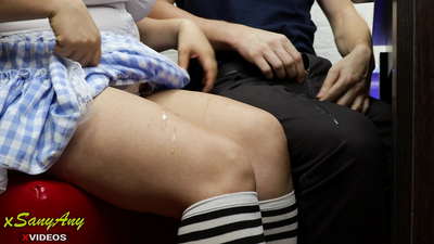 இளம் பள்ளி மாணவி வீட்டுப்பாடம்-xsanyAny என்று வகுப்பு தோழியிடம் துள்ளிக்குதிக்கிறார்